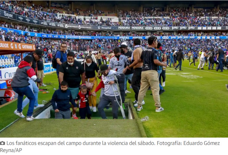 Familias enteras con niños en el estadio tuvieron que huir de las turbas violentas que atacaban todo a su paso en Querétaro.

Imagen: vía AP